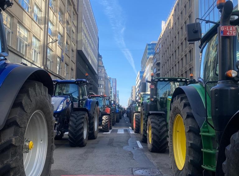 Imagen sobre la movilización del sector por la ciudad con tractores